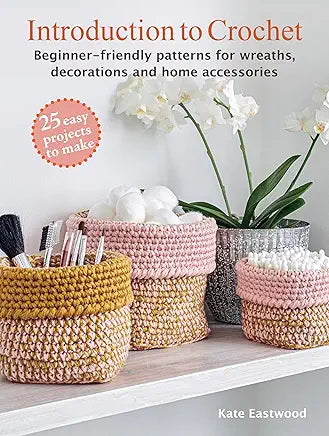 Introduction to Crochet: 25 easy projects to make: Beginner-friendly patterns for wreaths, decorations and home accessories